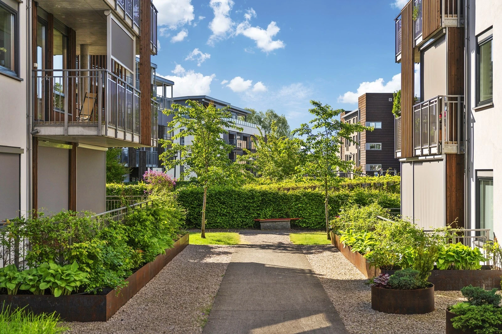 Her bor man rolig og tilbaketrukket i trivelig bomiljø med flotte turområder rett utenfor døra Galleribilde