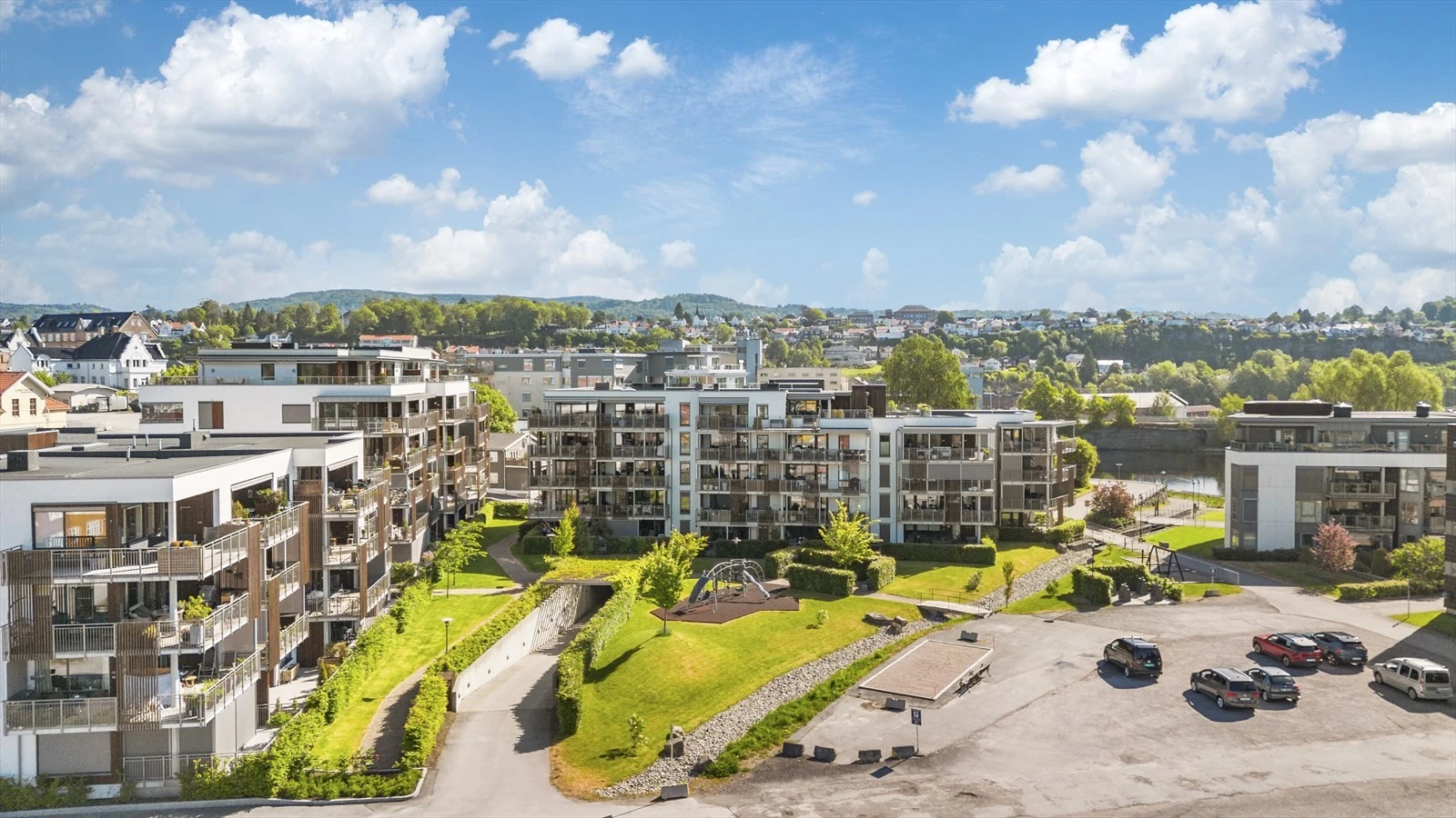 Fløtningen Park er tegnet av arkitektkontoret Børve Borchsenius, og har blitt et flott og moderne boligområde nær Bakkestranda Galleribilde