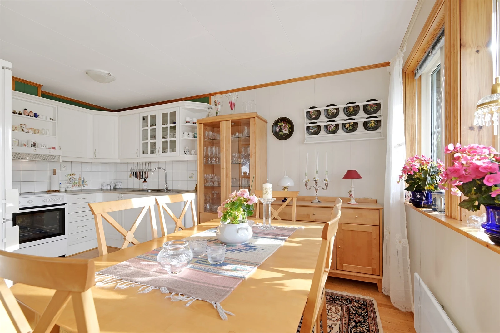 Spisestue og kjøkken Galleribilde