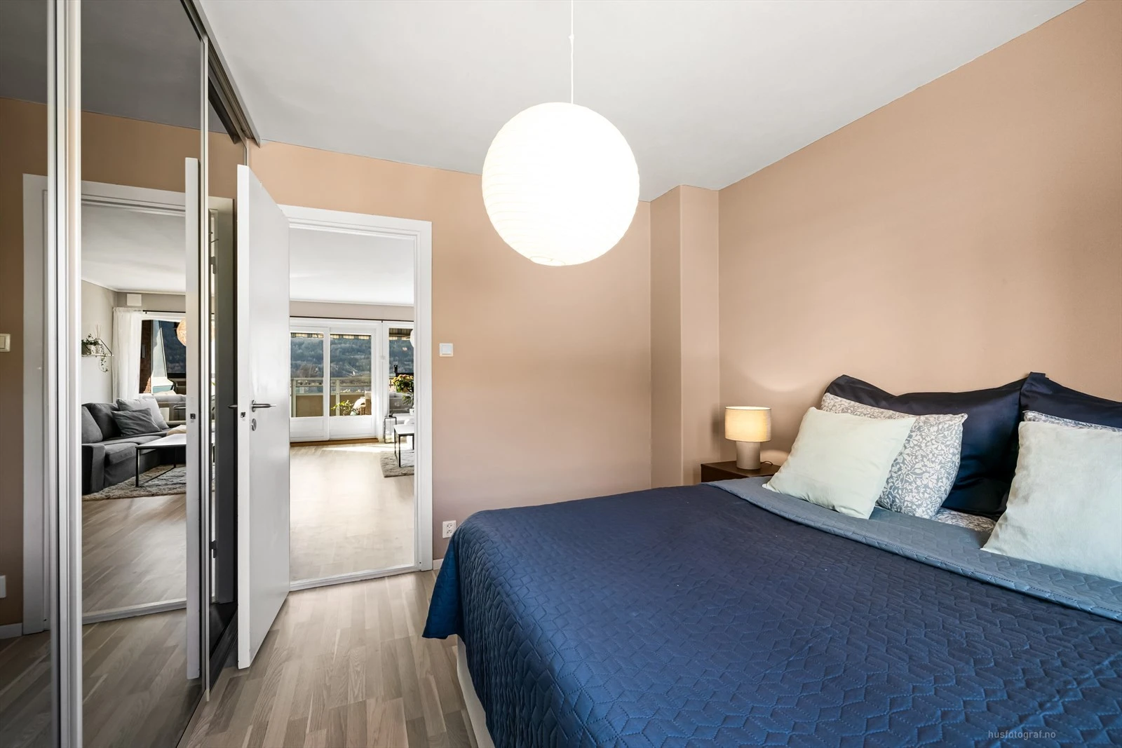 Soverom 1 med god plass til dobbeltseng og stor garderobe.