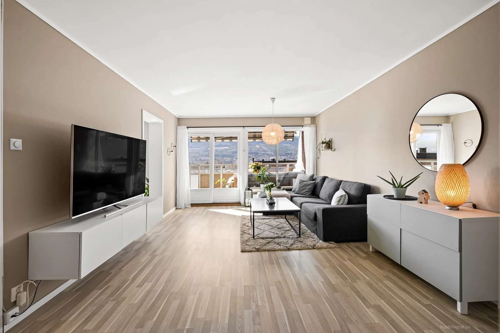 Lys og moderne stue med god plass til møblering.