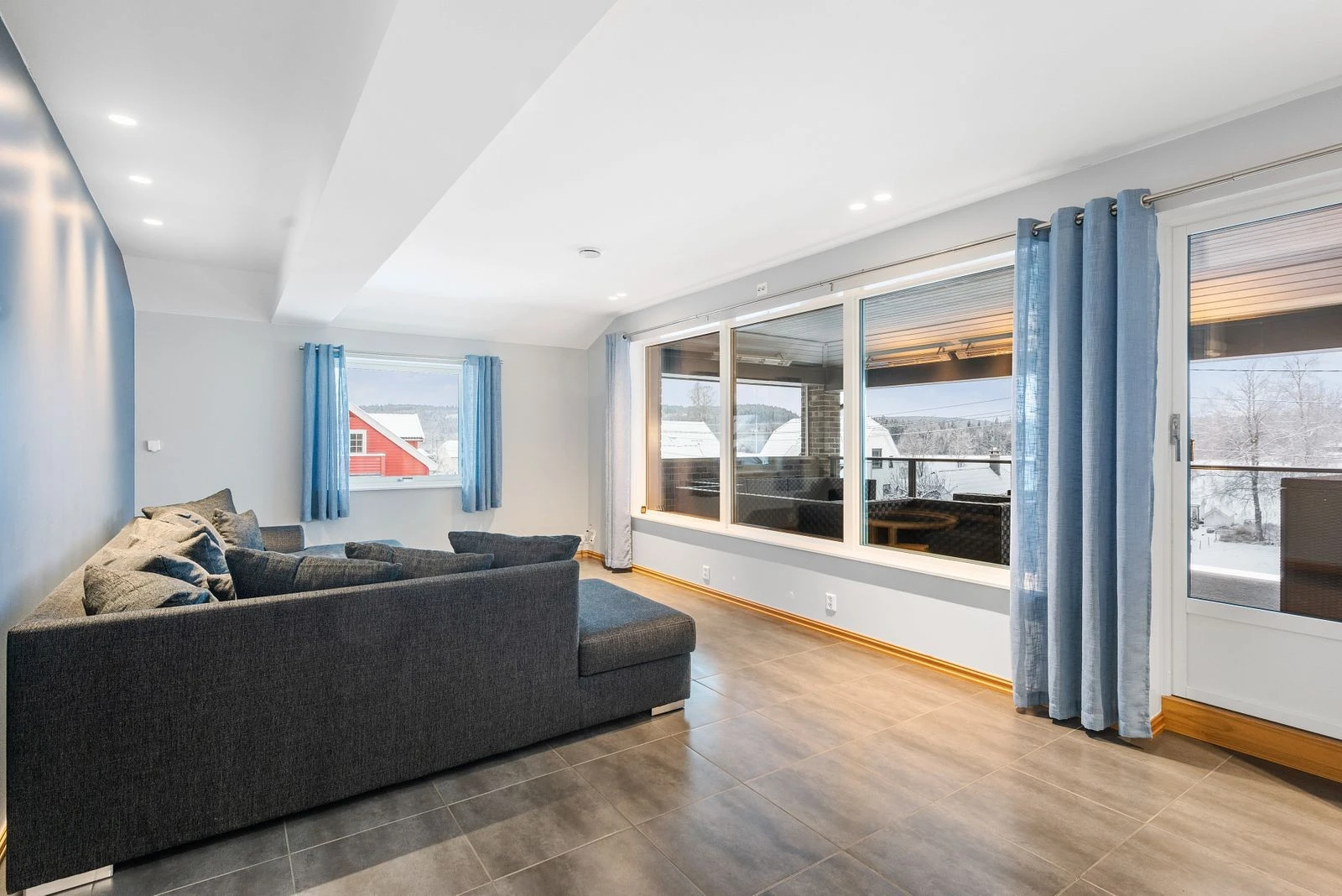 Loftstue med utgang balkong Galleribilde