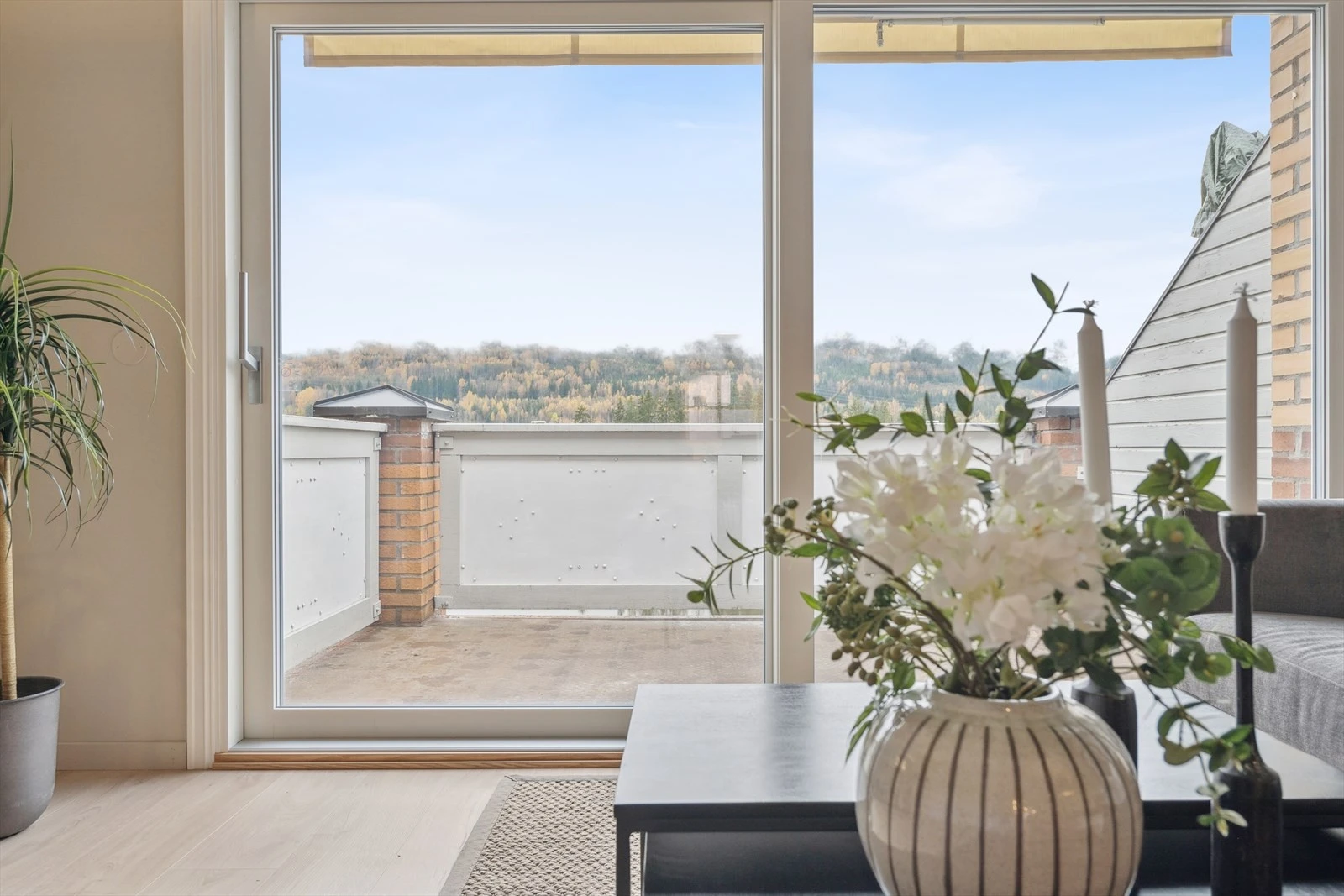 Nye verandadør og videre ut til solrik sydvendt balkong som vil bli helt ny og innglasset