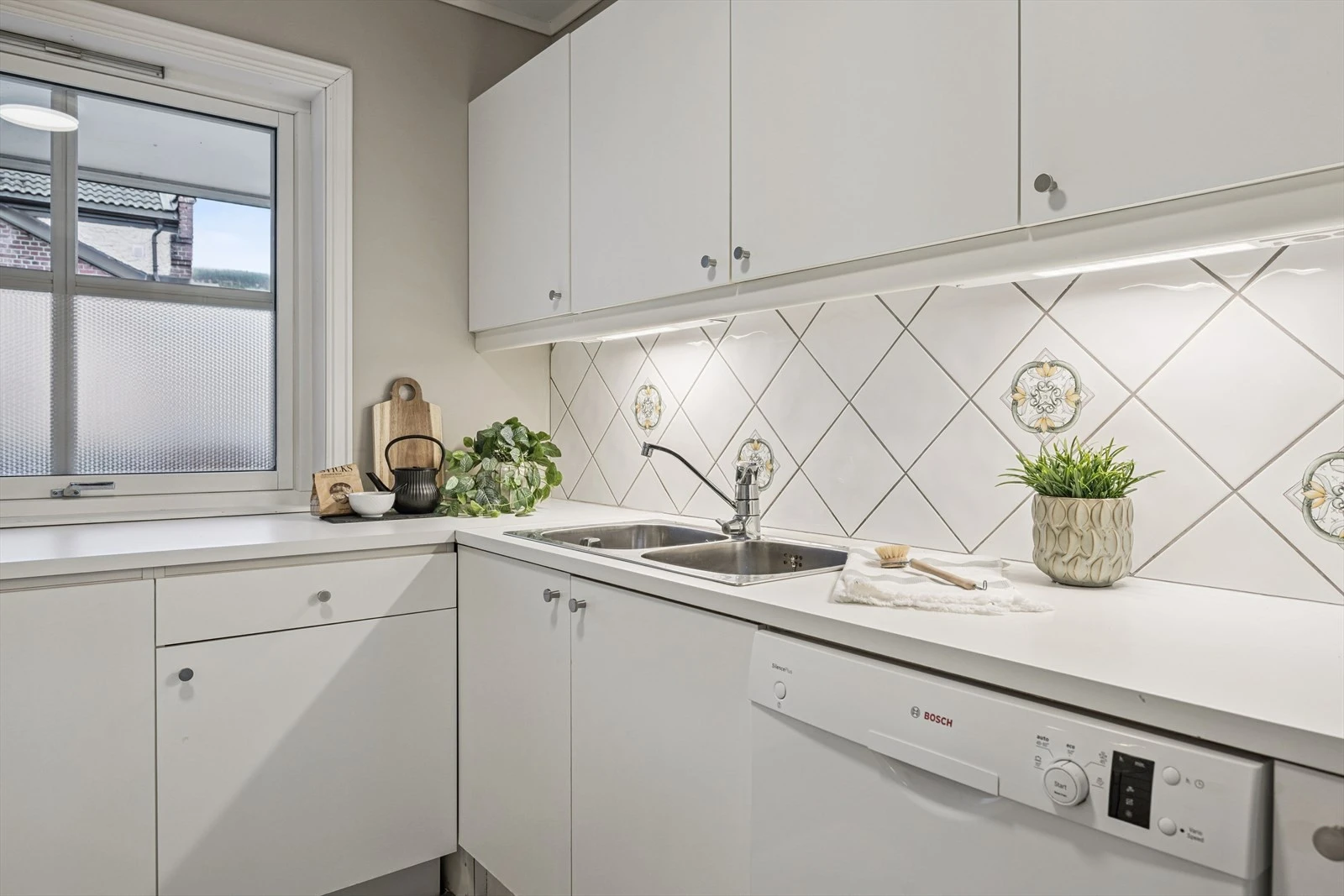 Kjøkkenet har godt med skapplass