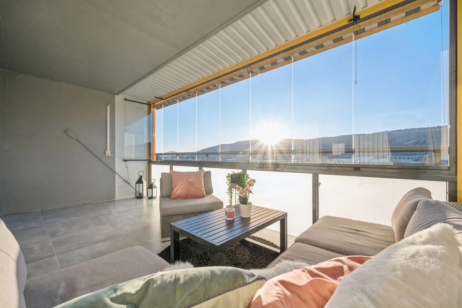 Leiligheten har herlige sol-og utsiktsforhold!