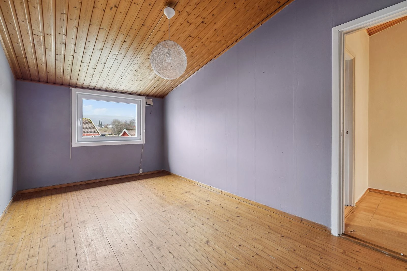 Soverom 1: Romslig med god mulighet for dobbeltseng og garderobeskap.