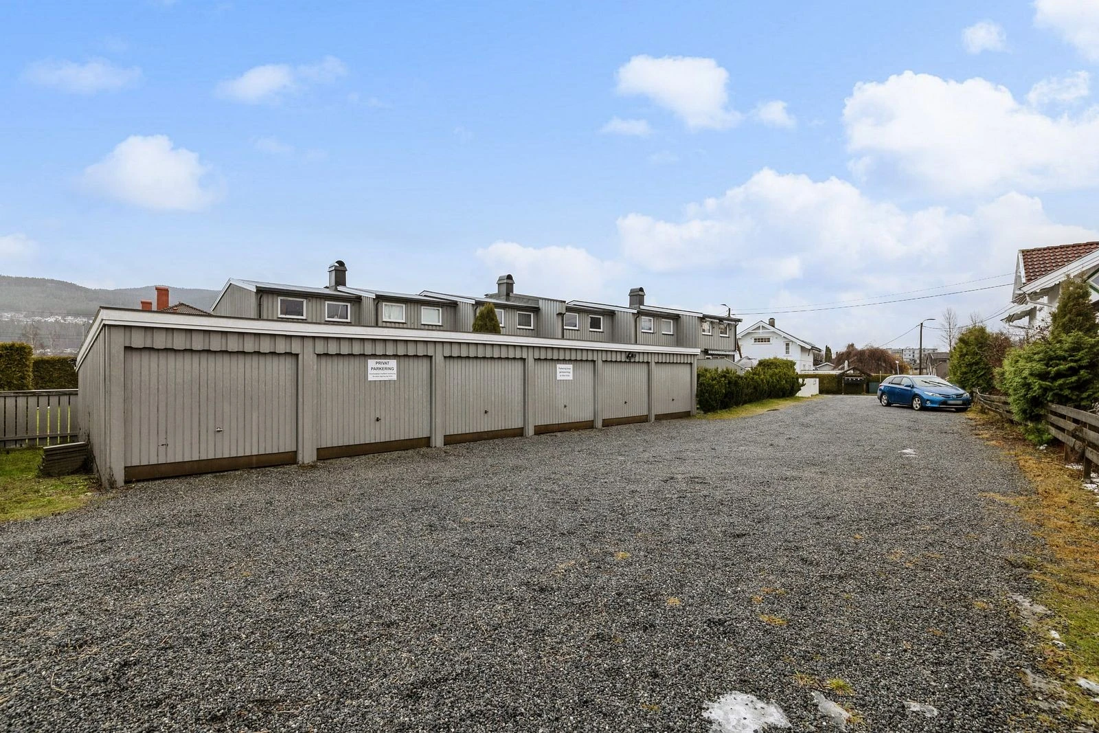 Medfølger 1 parkeringsplass i garasjeanlegg.