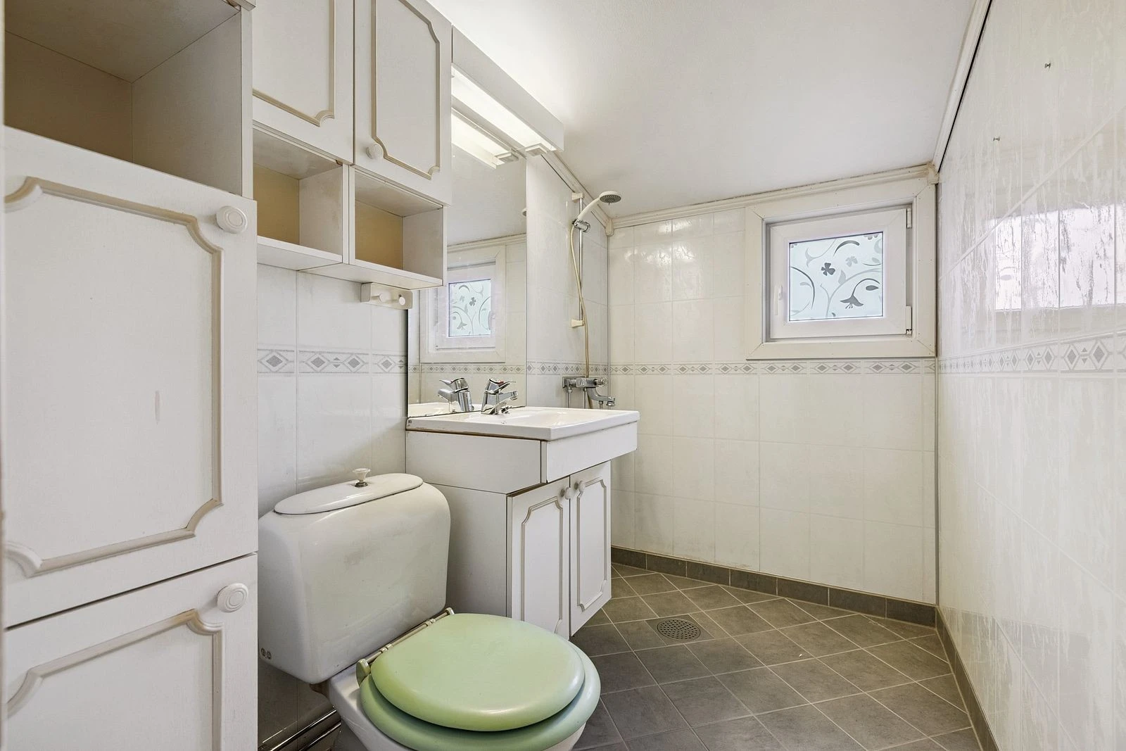 Baderommet er delvis oppgradert i 2016 (gulv og vegger)