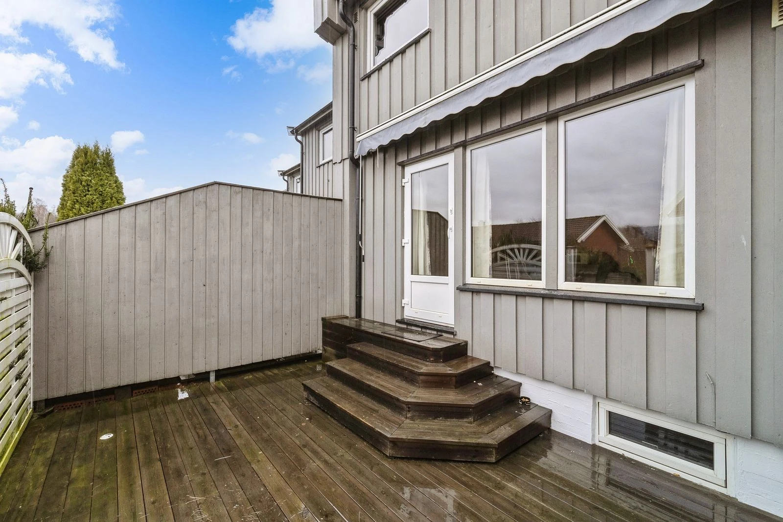 Fra 1. etasje har en utgang til terrasse uten innsyn.