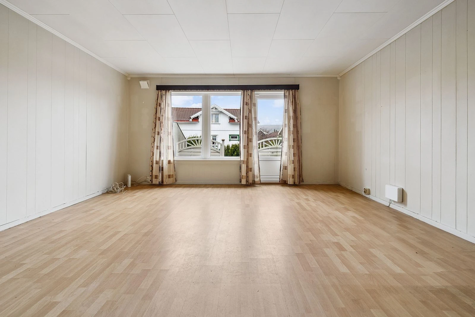 Stuen i 1. etasje har direkte utgang til boligens terrasse.