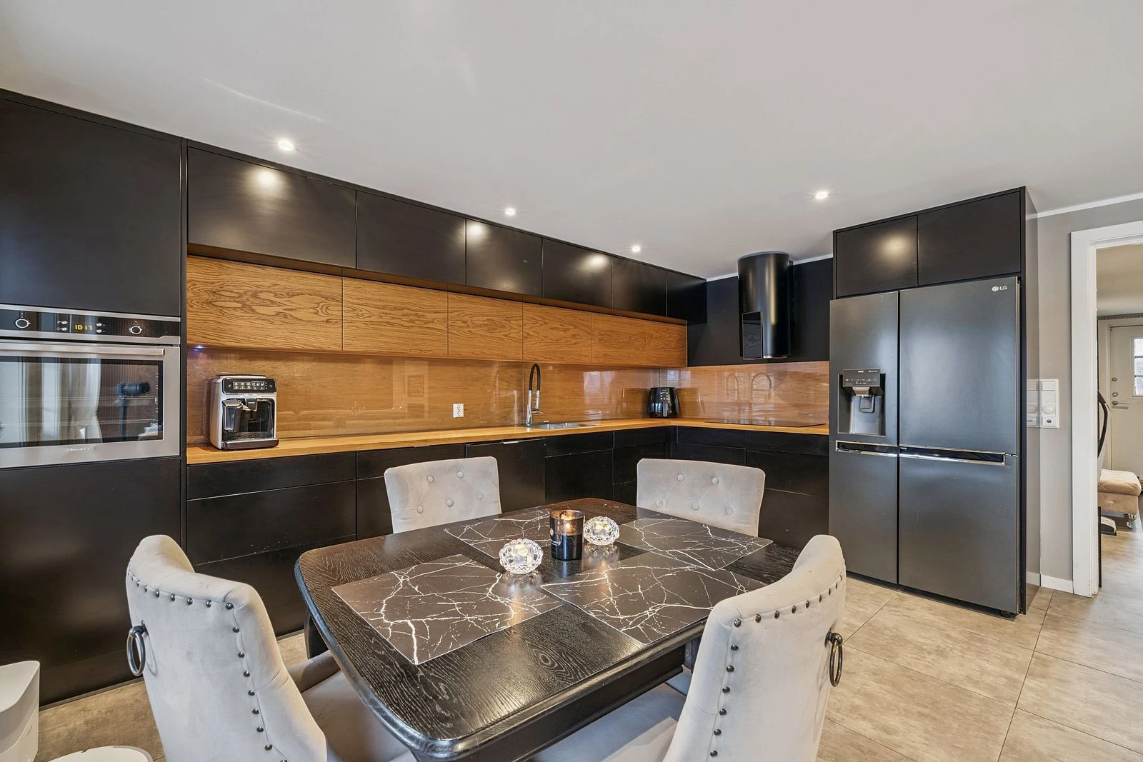 Moderne kjøkken med integrerte hvitevarer og god oppbevaringsplass.