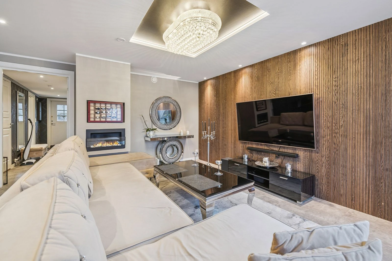 Stue med moderne finish og plass til både stuebord og komfortabel sofakrok.