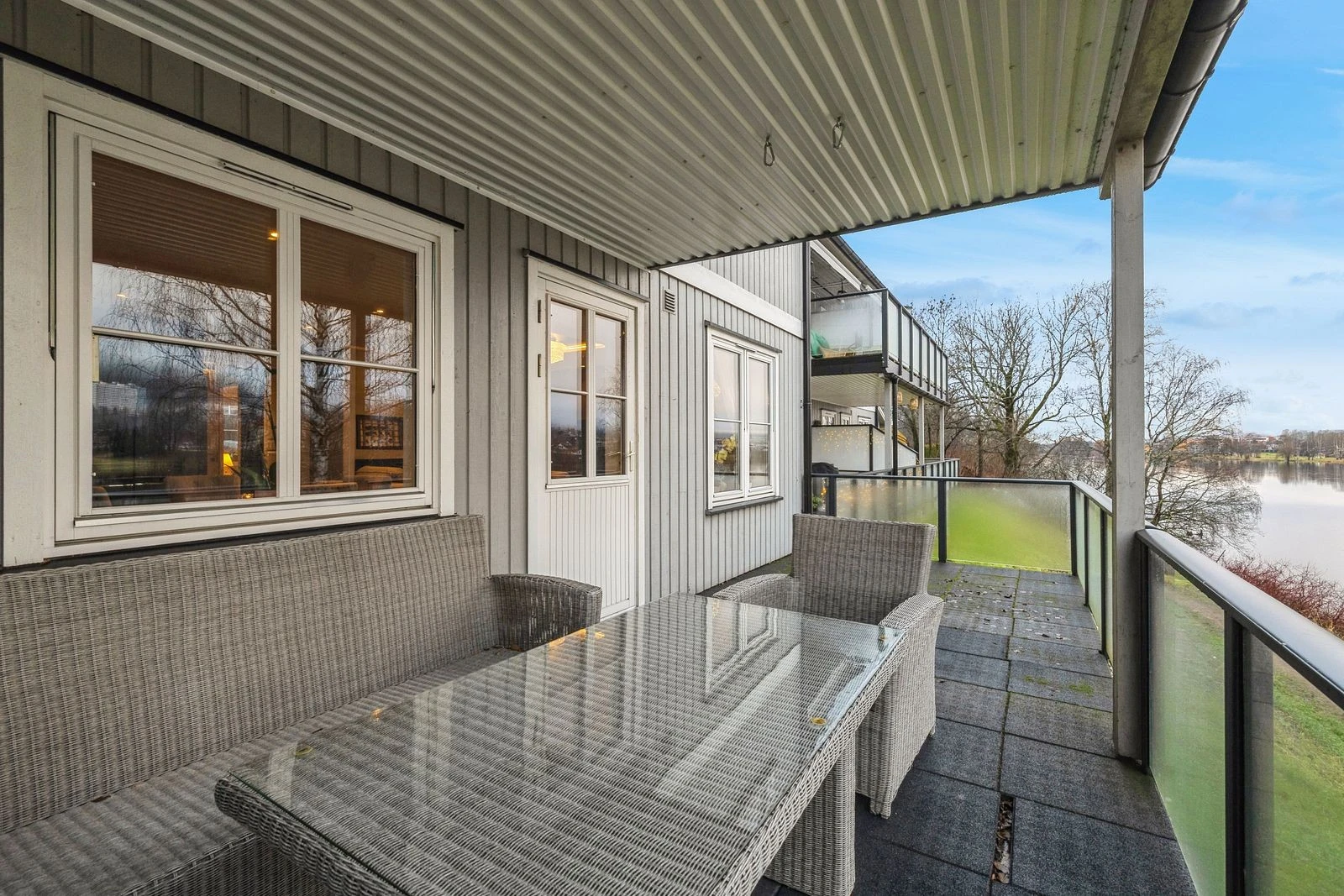 Stor solrik terrasse på 19,9 kvm - perfekt for utemøbler.