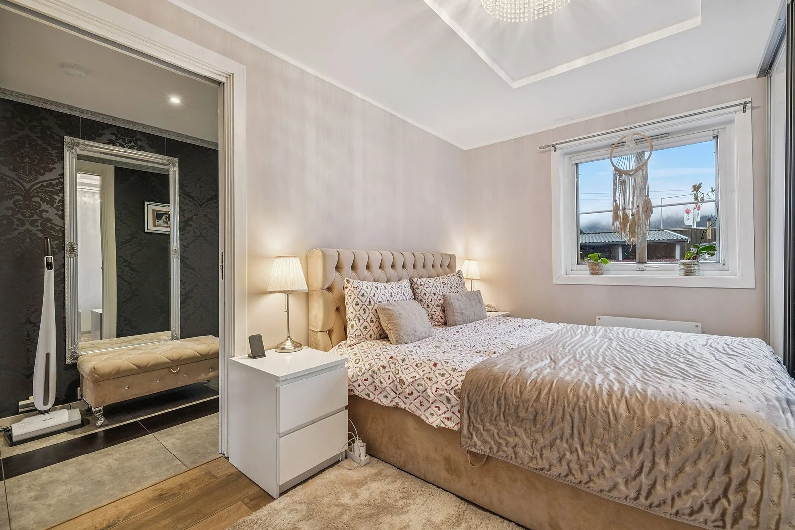 Stort soverom med plass til dobbeltseng.