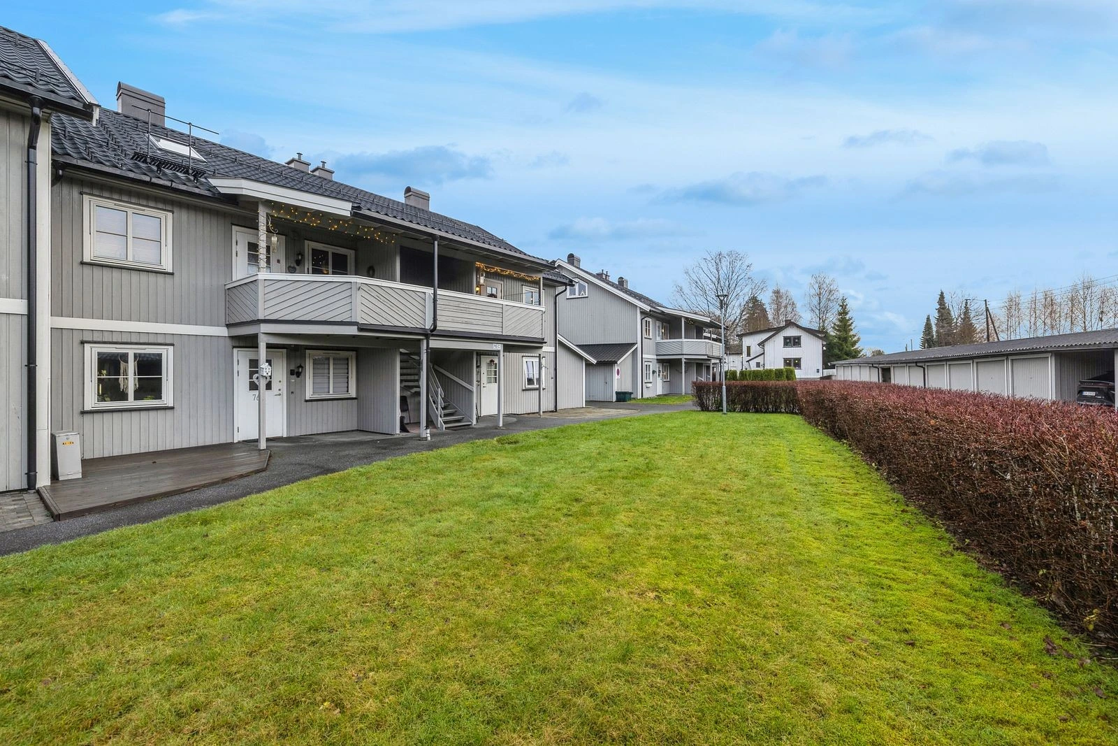 Kort vei til dagligvarebutikk, kjøpesenter og kollektivtransport.