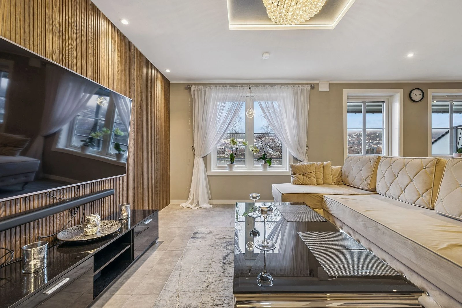 Store vinduer slipper inn rikelig med dagslys og flott utsikt mot Drammenselva.