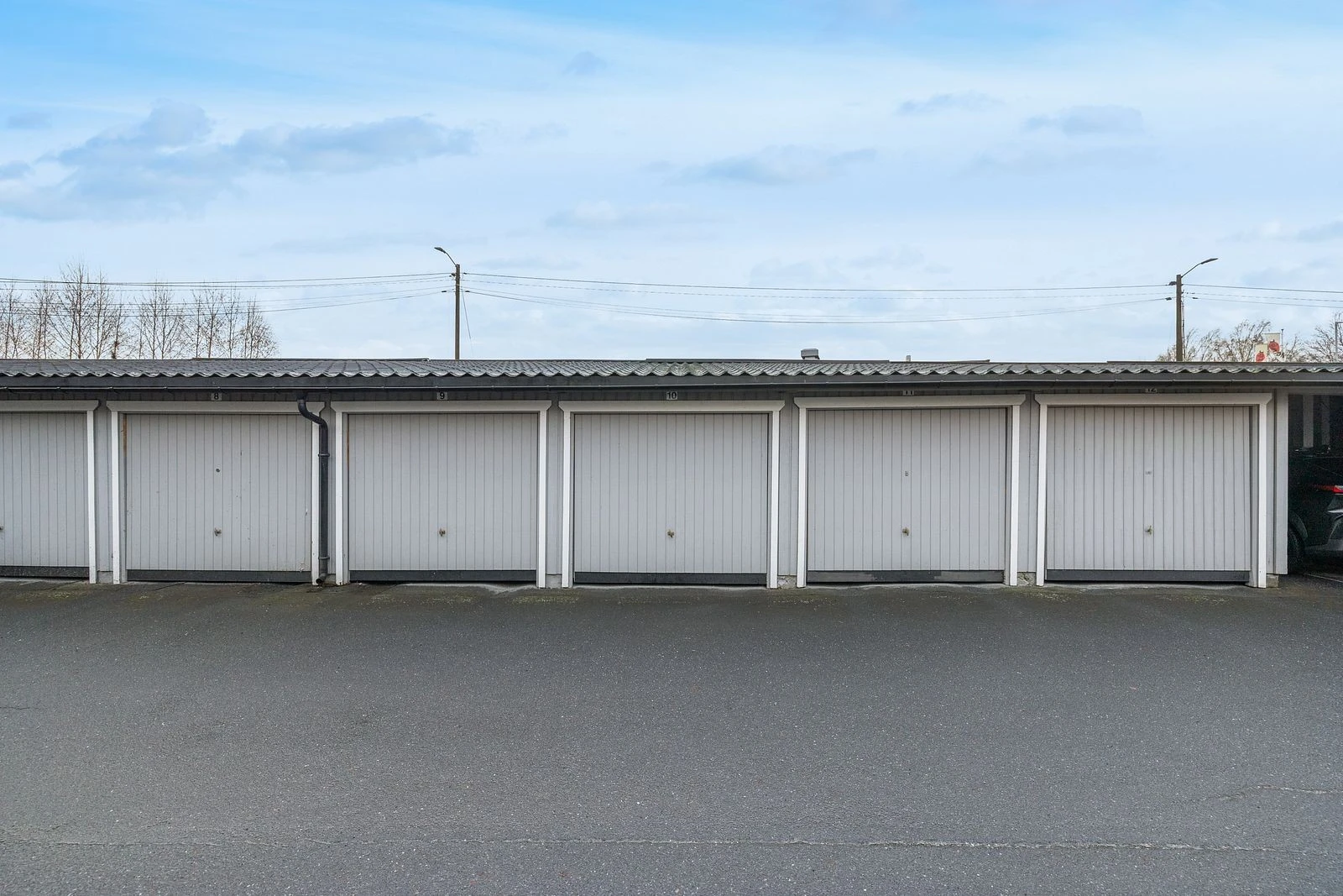 Garasjeplass følger leiligheten, praktisk og trygg.