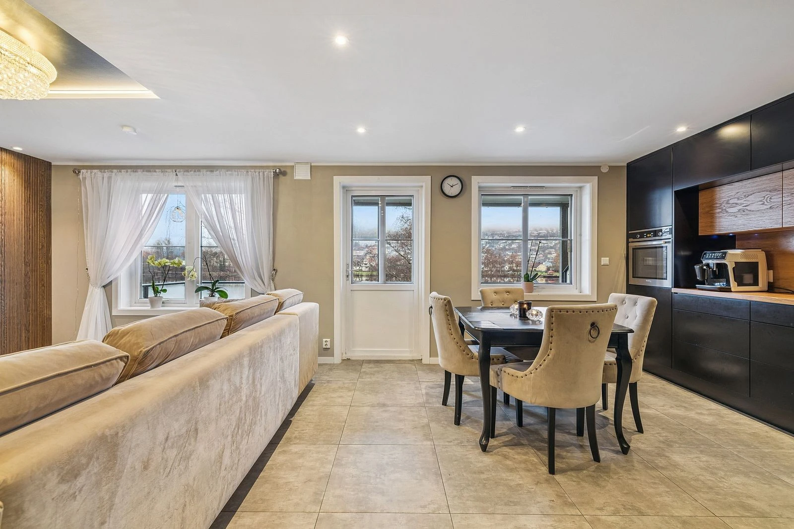 Perfekt for hyggelige stunder med familie og venner rundt spisebordet.