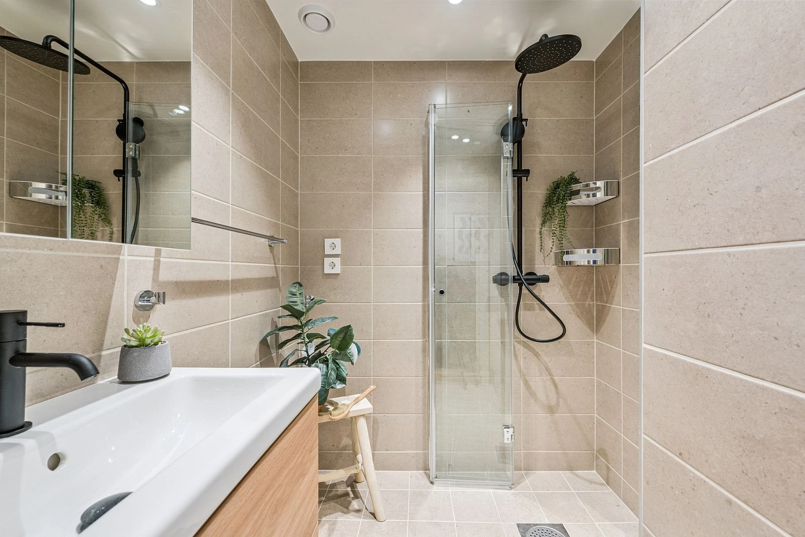 Funksjonelt og elegant bad med gjennomførte detaljer og høy standard.