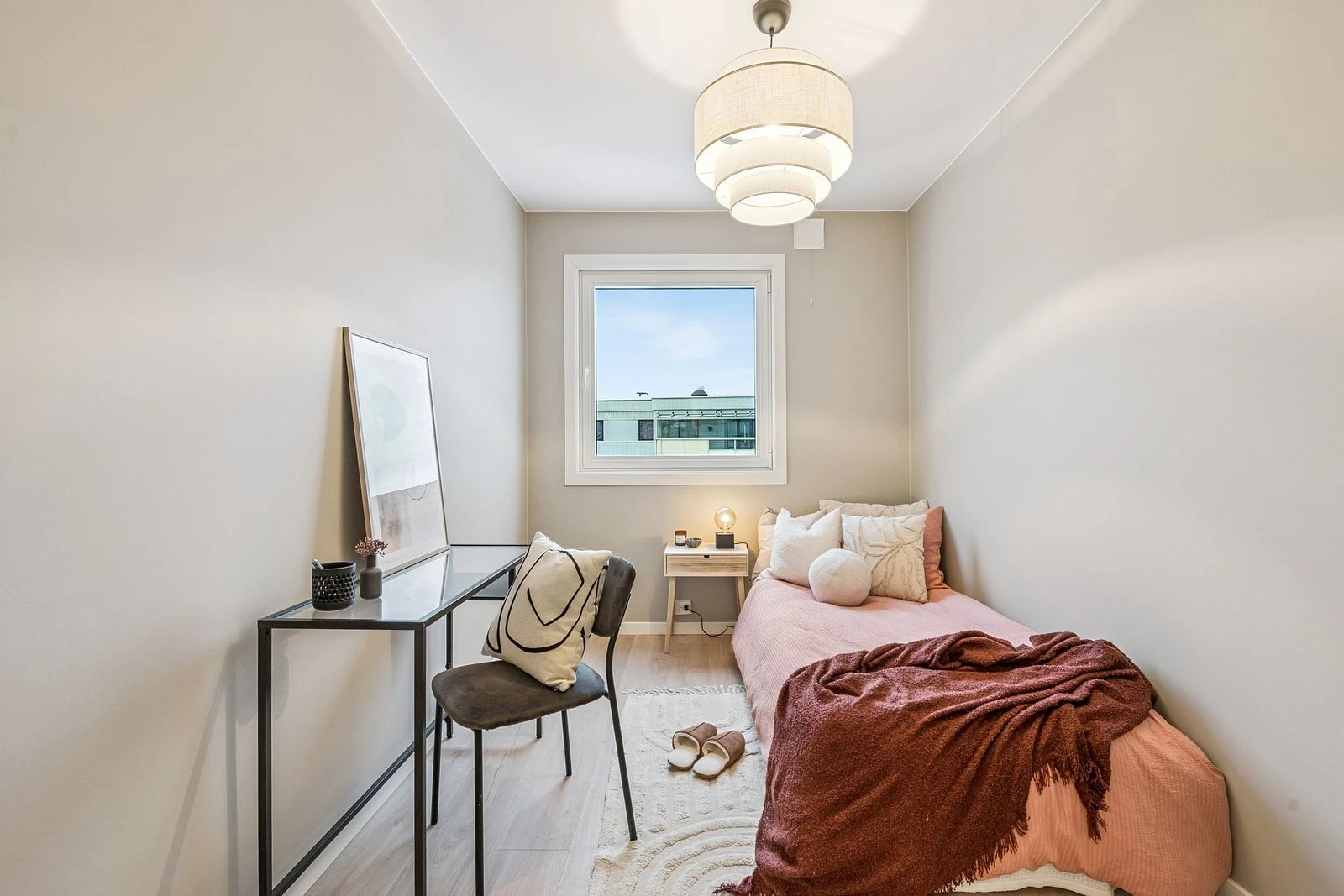 Praktisk og lyst rom perfekt som barnerom eller hjemmekontor.