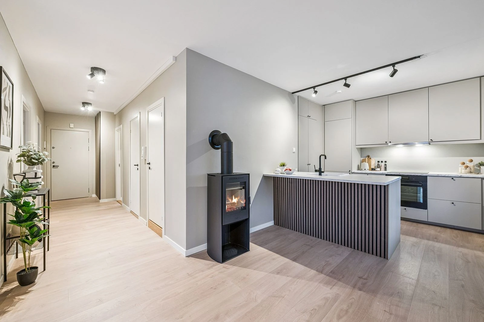 Praktisk kjøkkenøy gir ekstra arbeidsflate og fungerer som naturlig samlingspunkt.