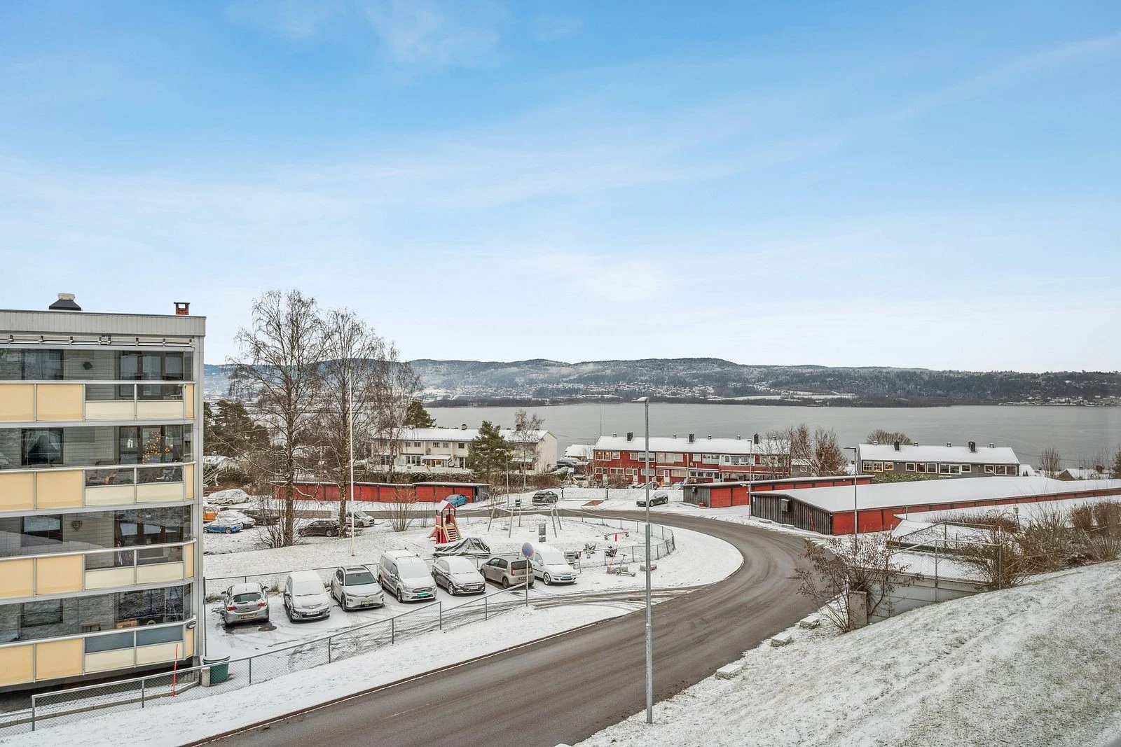 Det er umiddelbar nærhet til dagligvare, buss, barnehage, barneskole og idrettsanlegg.