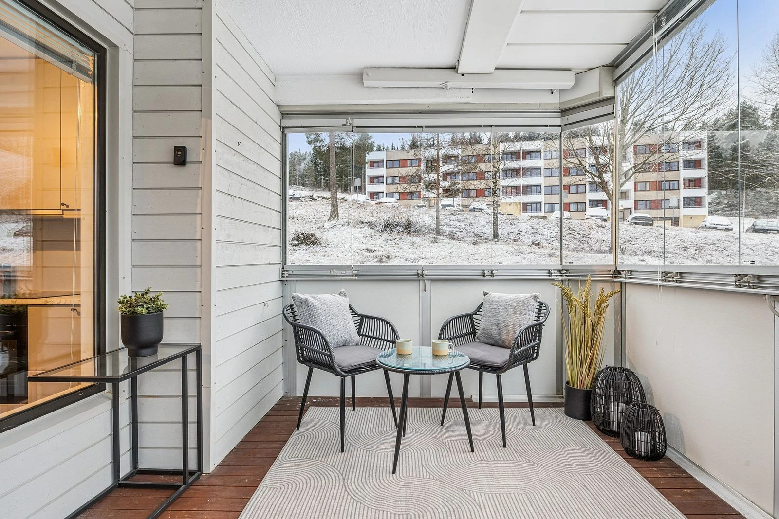 Balkong med god plass til sittegruppe og planter - et hyggelig uteområde.