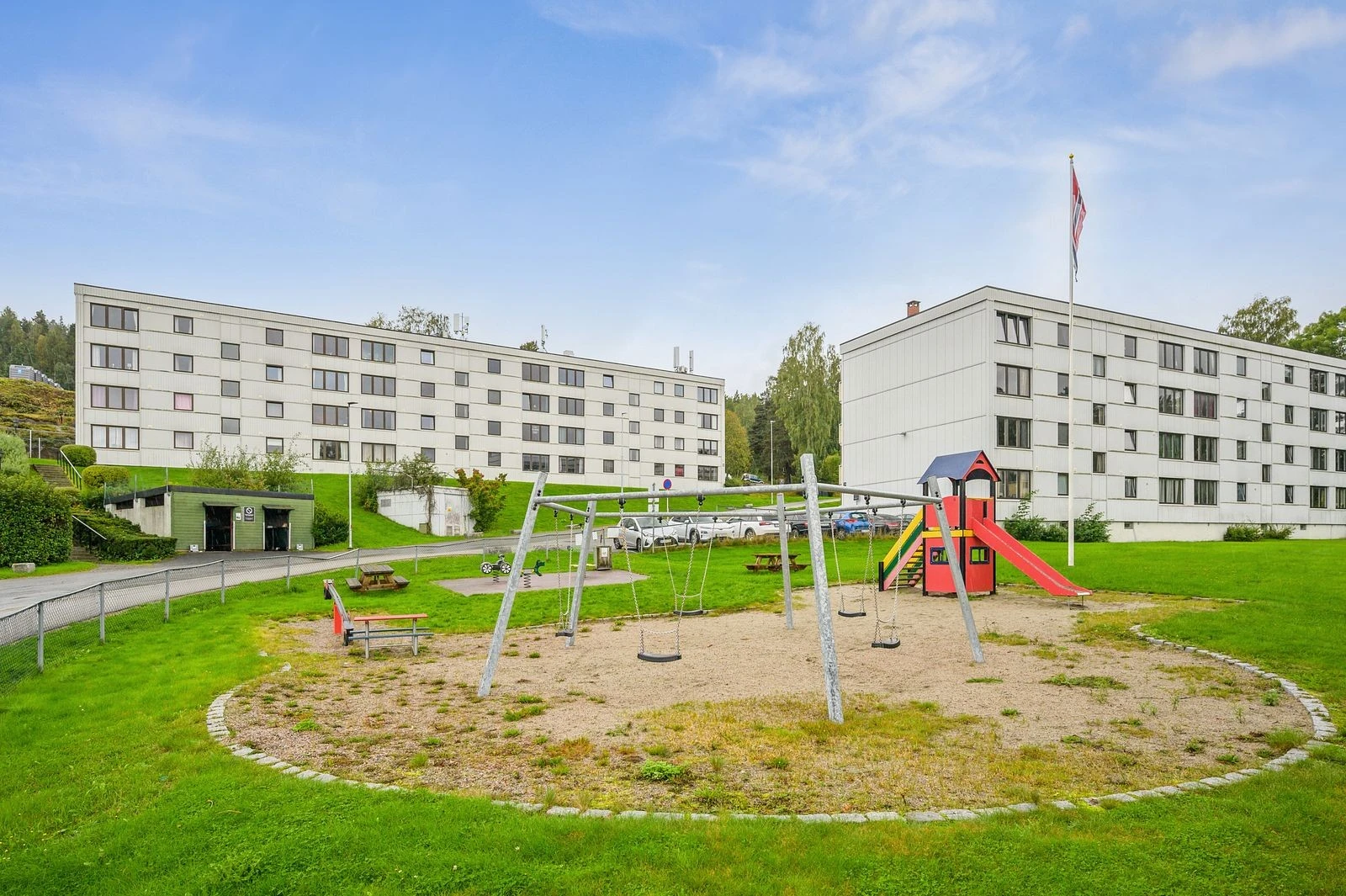 Utearealene er pent opparbeidet med grøntområder, sittegrupper og lekeplass - et trivelig og barnevennlig fellesområde som egner seg godt for hyggelige stunder med familie og venner.