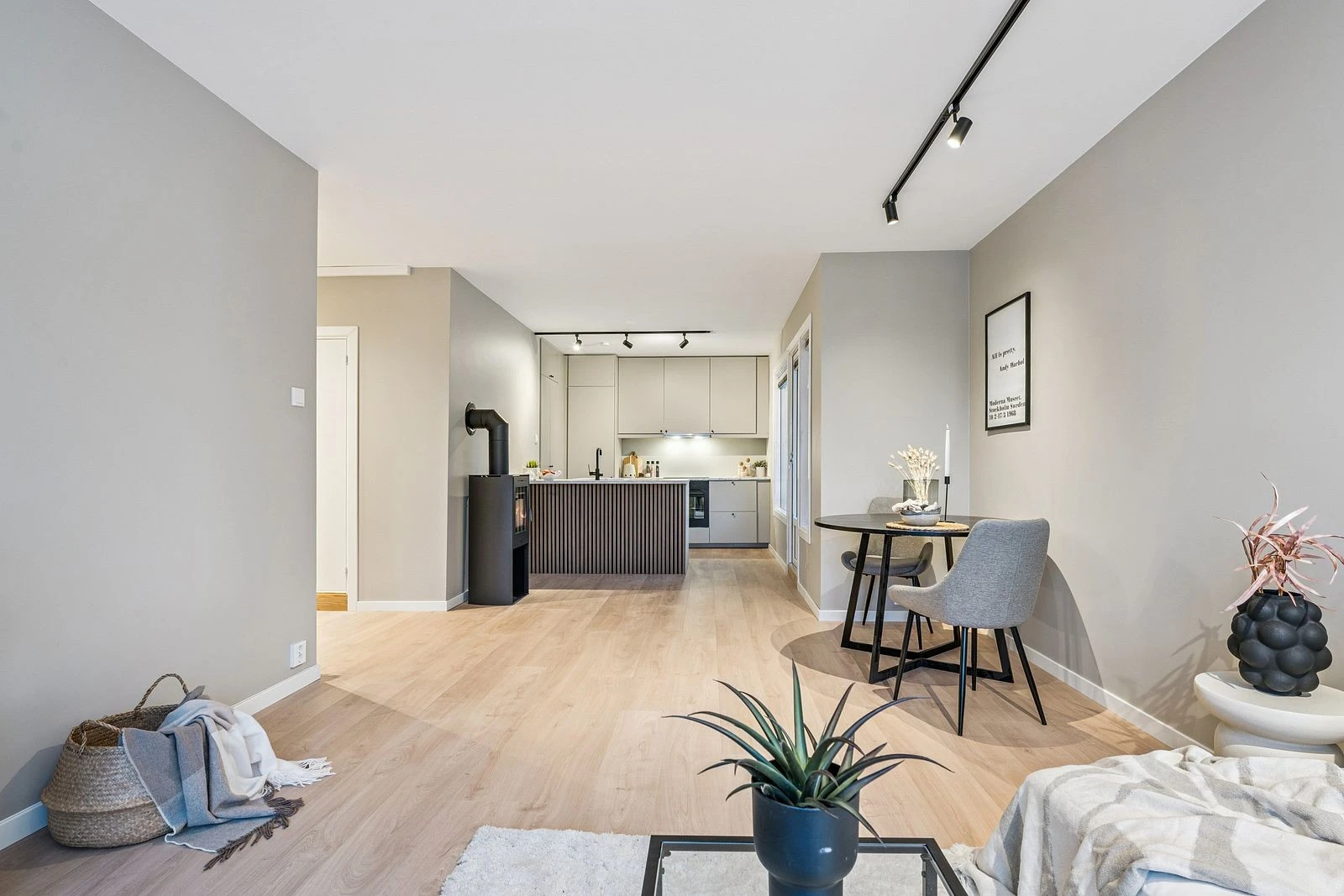 Åpen løsning mot kjøkkenet skaper en sosial og innbydende atmosfære.