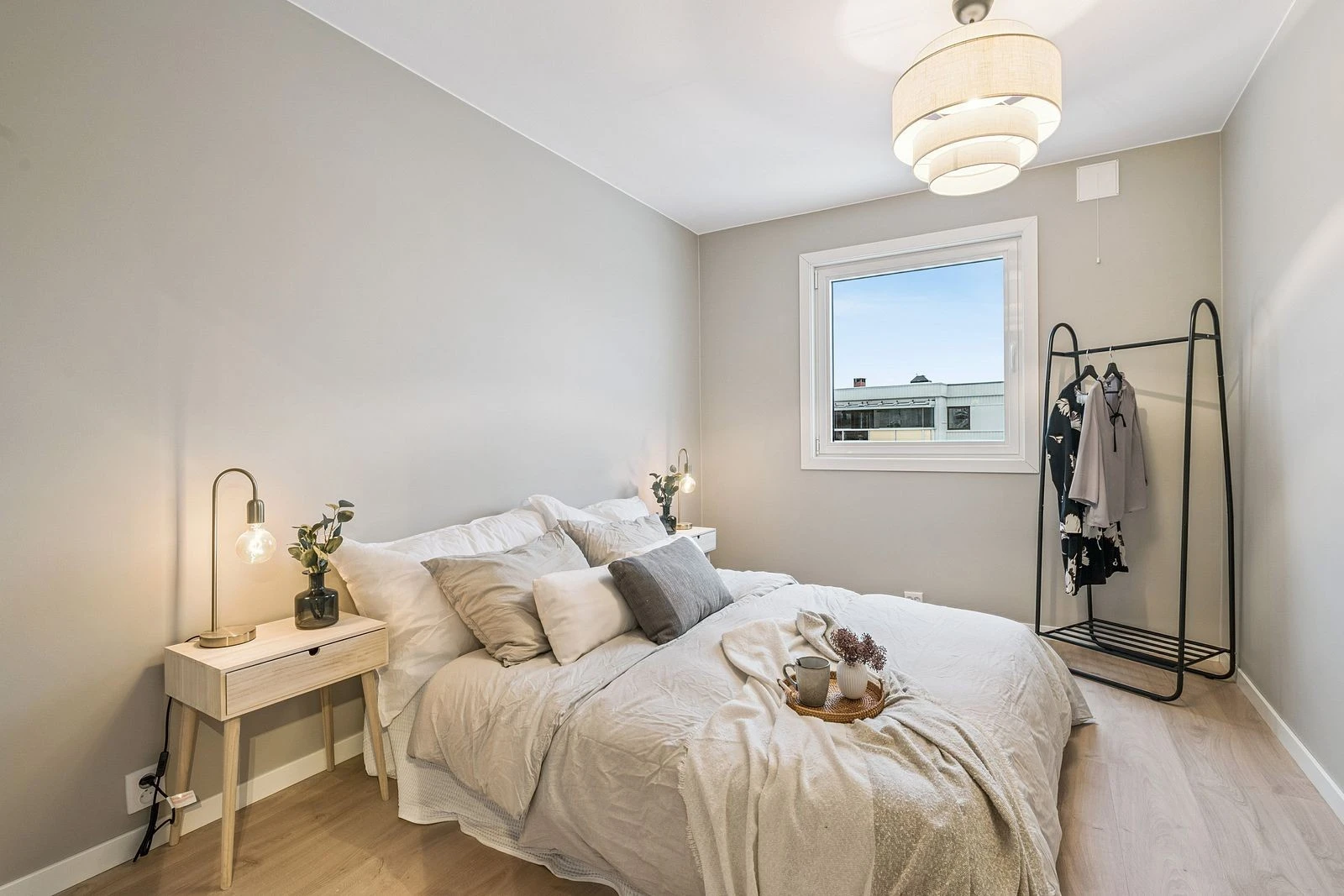 Lys og luftig med god romfølelse og og funksjonelle løsninger.