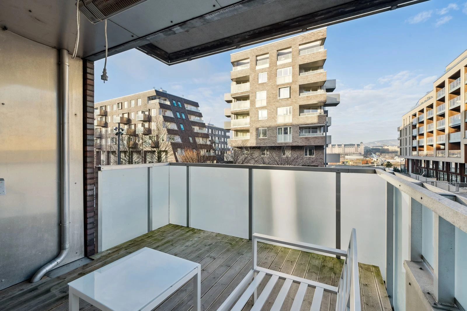 Flott balkong med koselig sofa og utemøbler. Galleribilde