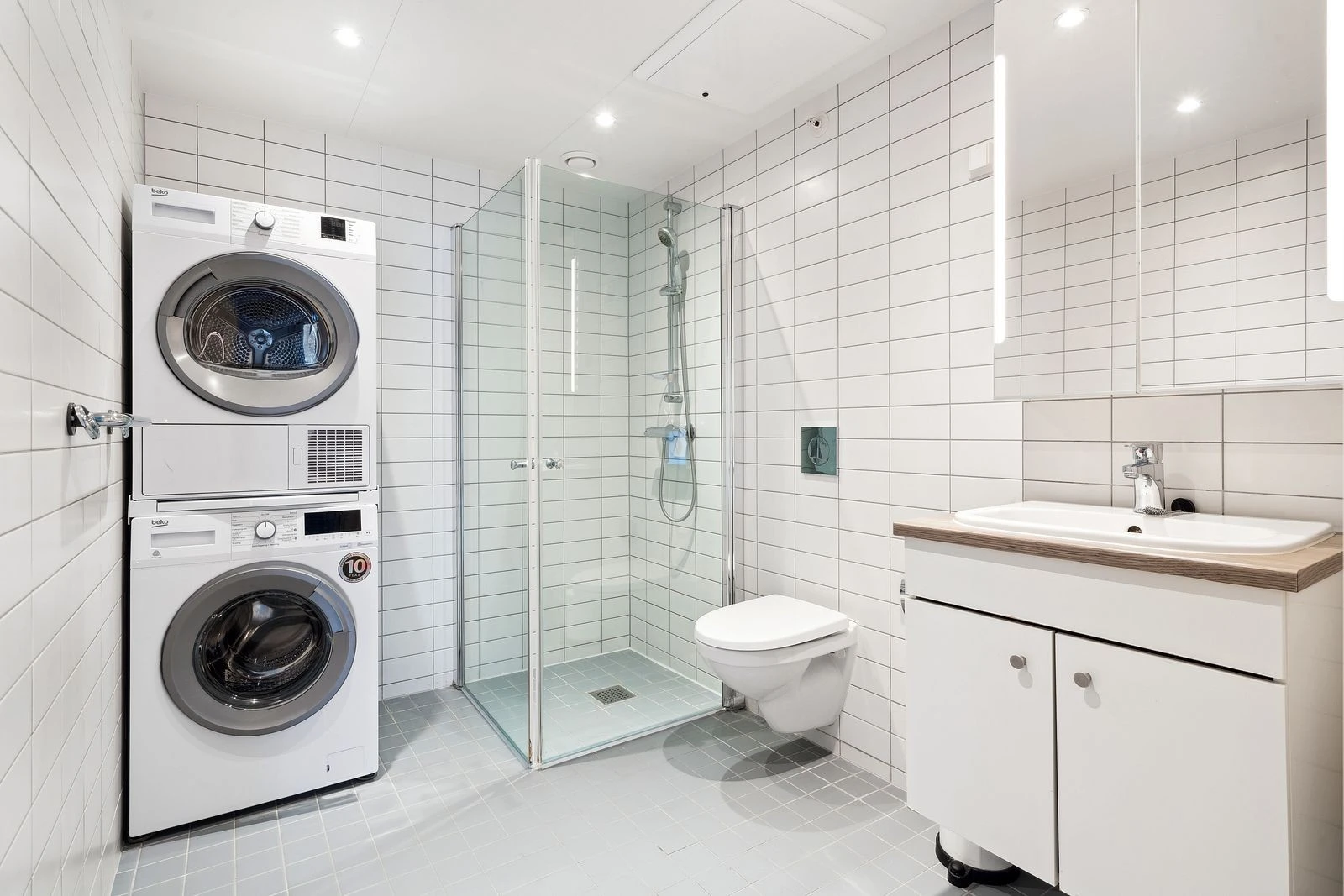 Flislagt bad med varme i gulv og downligts i tak. Vaskemaskin og tørketrommel følger. Galleribilde