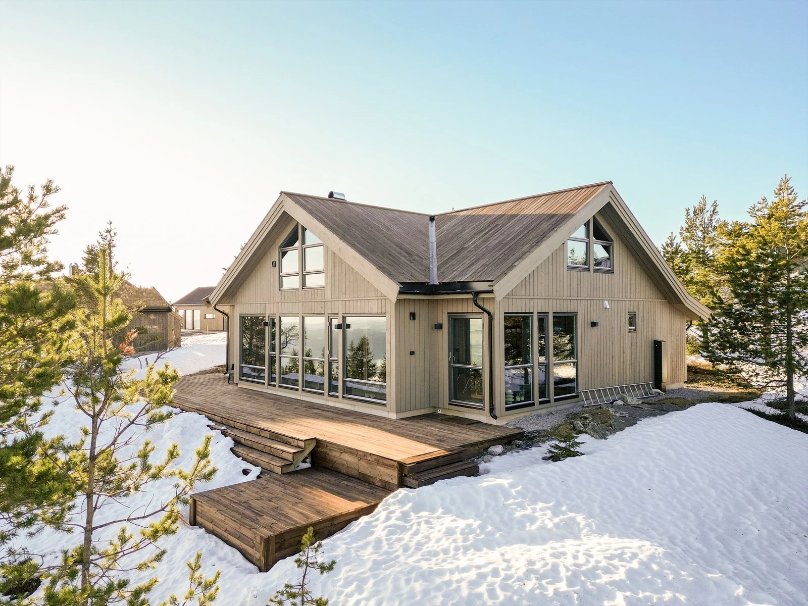 Flott og romslig familiehytte fra 2022 med gjennomgående høy teknisk standard og meget god kvalitet på innredninger og materialvalg. Galleribilde