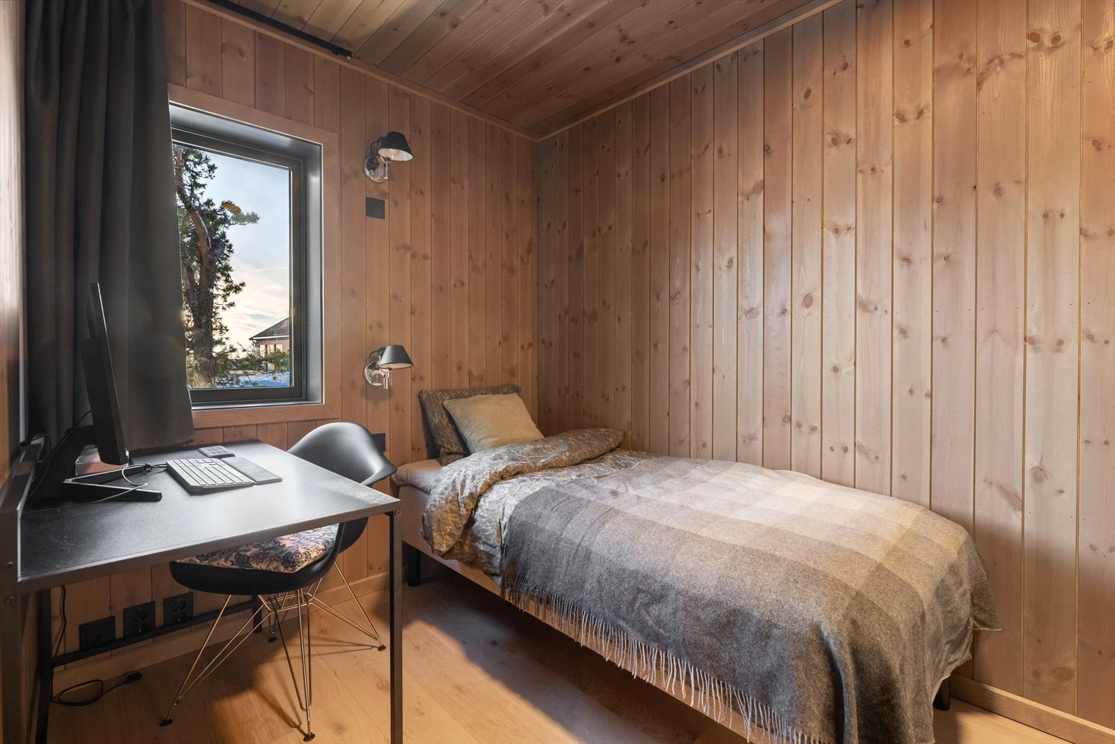 Hytta har to pene soverom i hovedetasje. Galleribilde