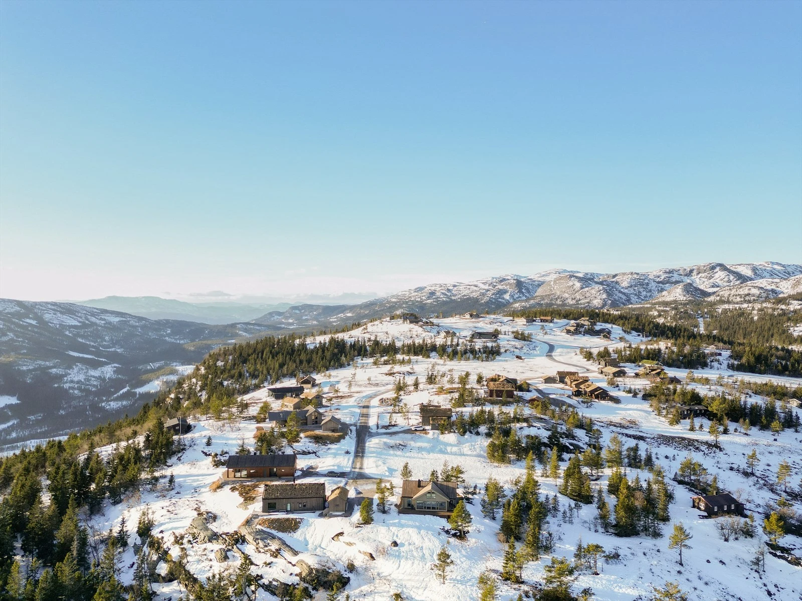 Høgefjellvegen 177 ligger høyt og fritt oppe på toppen av Høgefjell på Lifjell, ca. 728 m.o.h., med skiløyper rett utenfor døren vinterstid og fantastisk utsikt utover mot Norsjø og Midt-Telemark, ca. 13 km fra Bø sentrum. Galleribilde