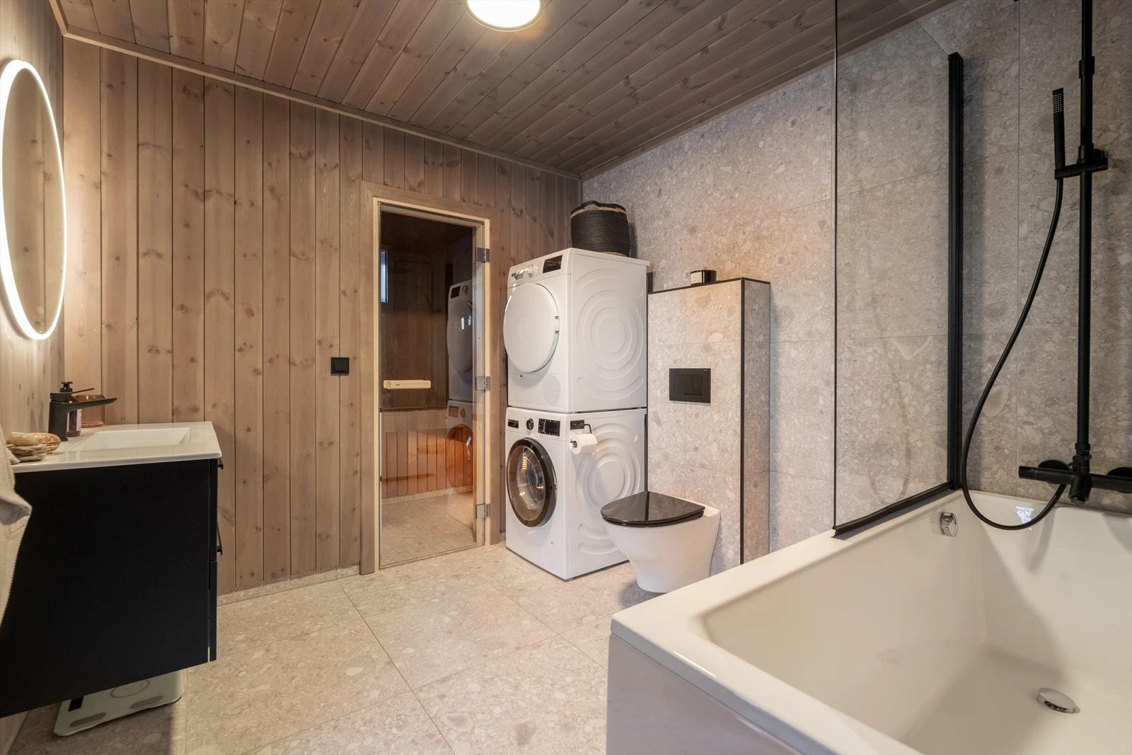 Romslig og flott bad med tilliggende badstue, for ekte spaopplevelse etter en lang dag i skiløypa. Galleribilde