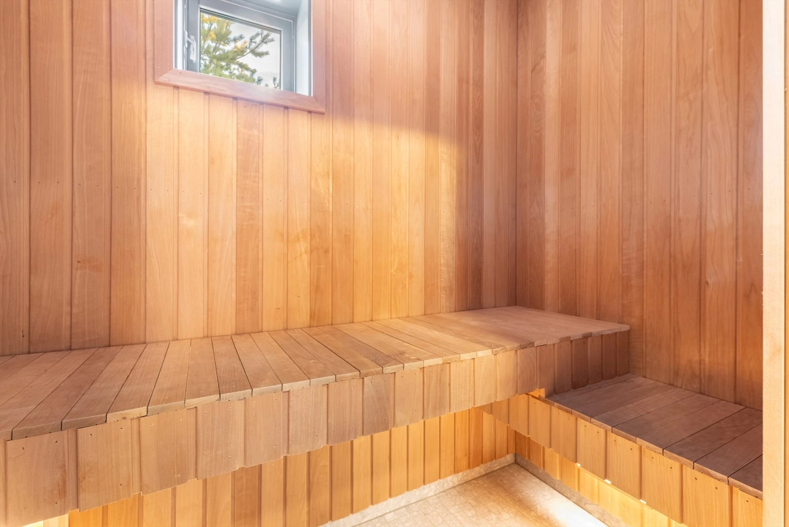 Fra badet er det adkomst til badstue med badstueovn og benker. Galleribilde