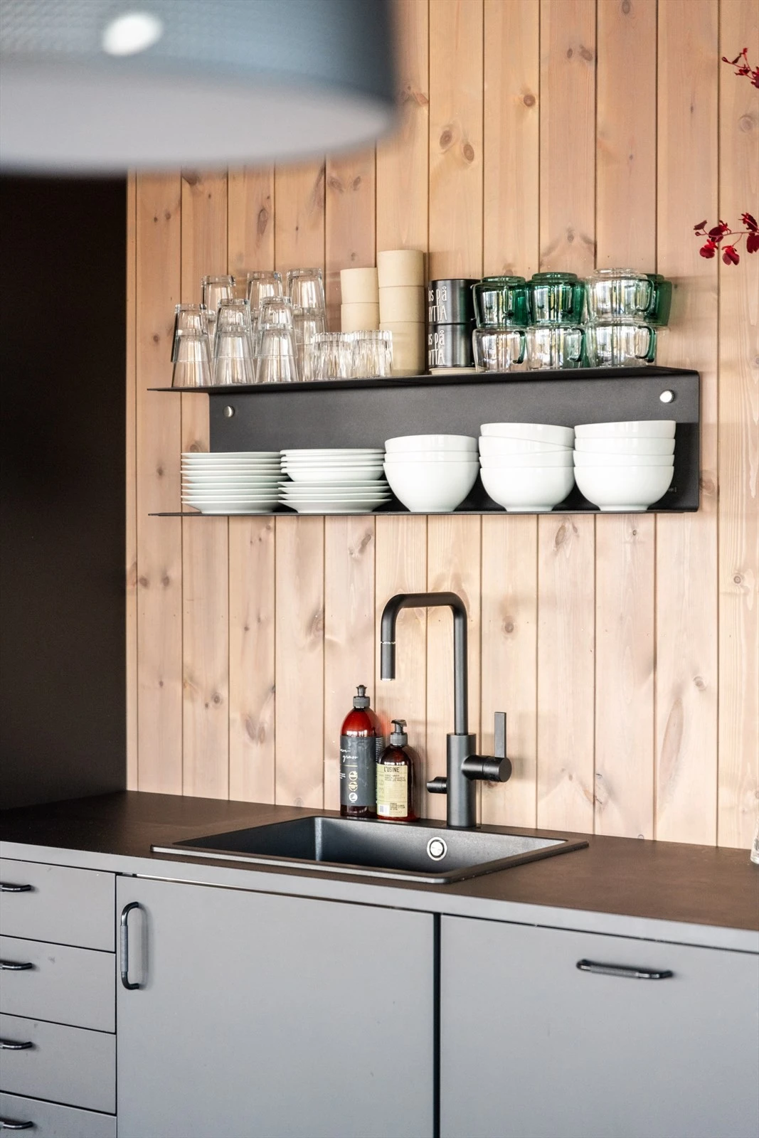 Her er det store arbeidsflater og god spiseplass ved vinduene. Over stekesone er det kjøkkenventilator med avtrekk ut. Galleribilde