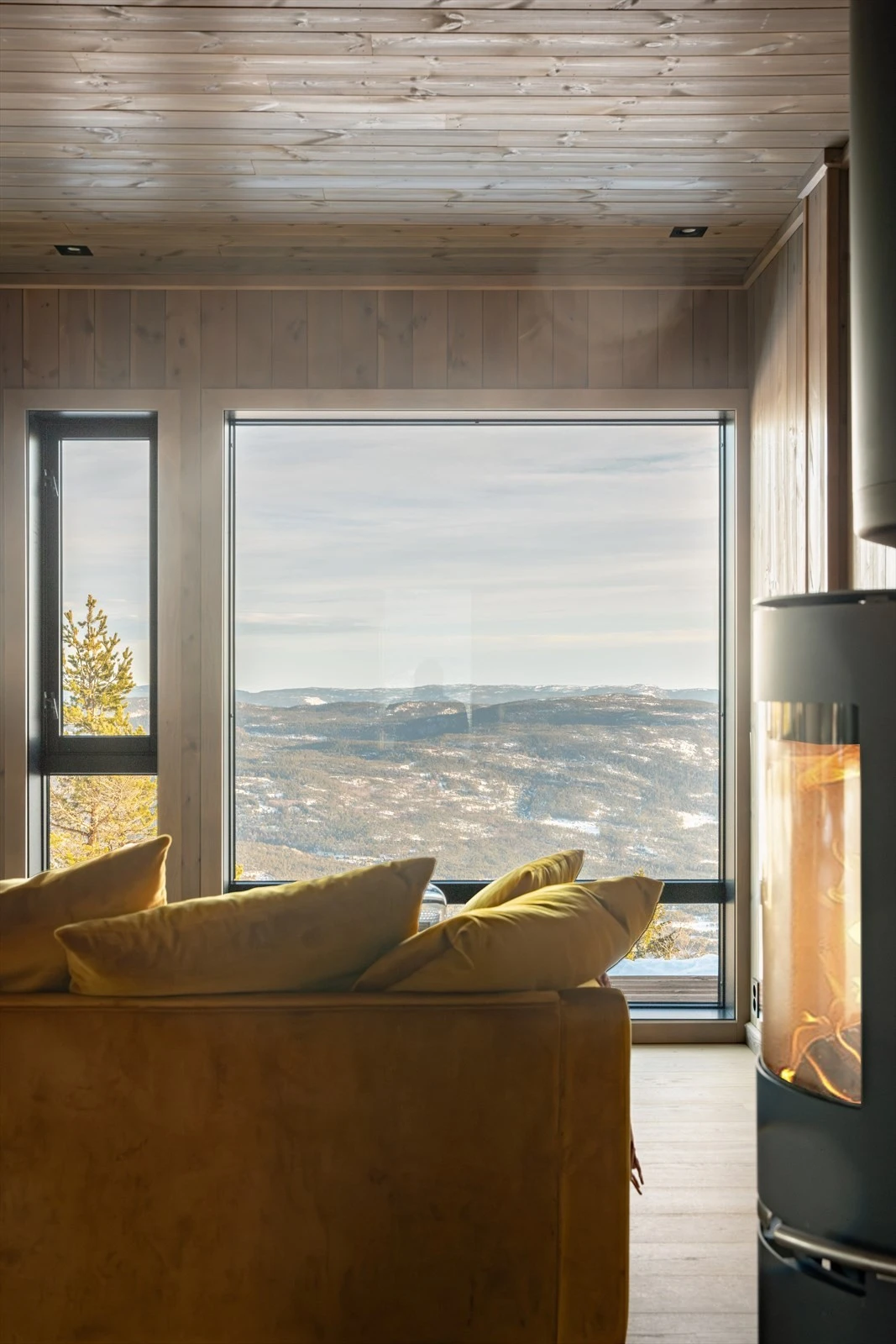 Høgefjellvegen 177 ligger høyt og fritt oppe på toppen av Høgefjell på Lifjell, ca. 728 m.o.h., med skiløyper rett utenfor døren vinterstid og fantastisk utsikt utover mot Norsjø og Midt-Telemark. Galleribilde