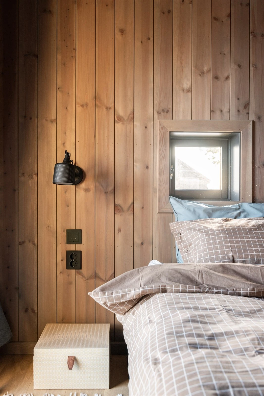 Det er godt med el-stikk og etablert USB stikk ved sengeplassene på begge rom. Galleribilde