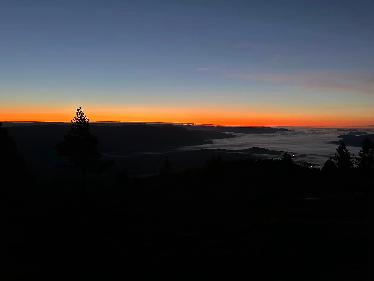 Her bor du usjenert og idyllisk, med flotte turområder rett utenfor døren. Med det åpne landskapet man har foran hytta så er det også svært gode lys- og solforhold. Galleribilde