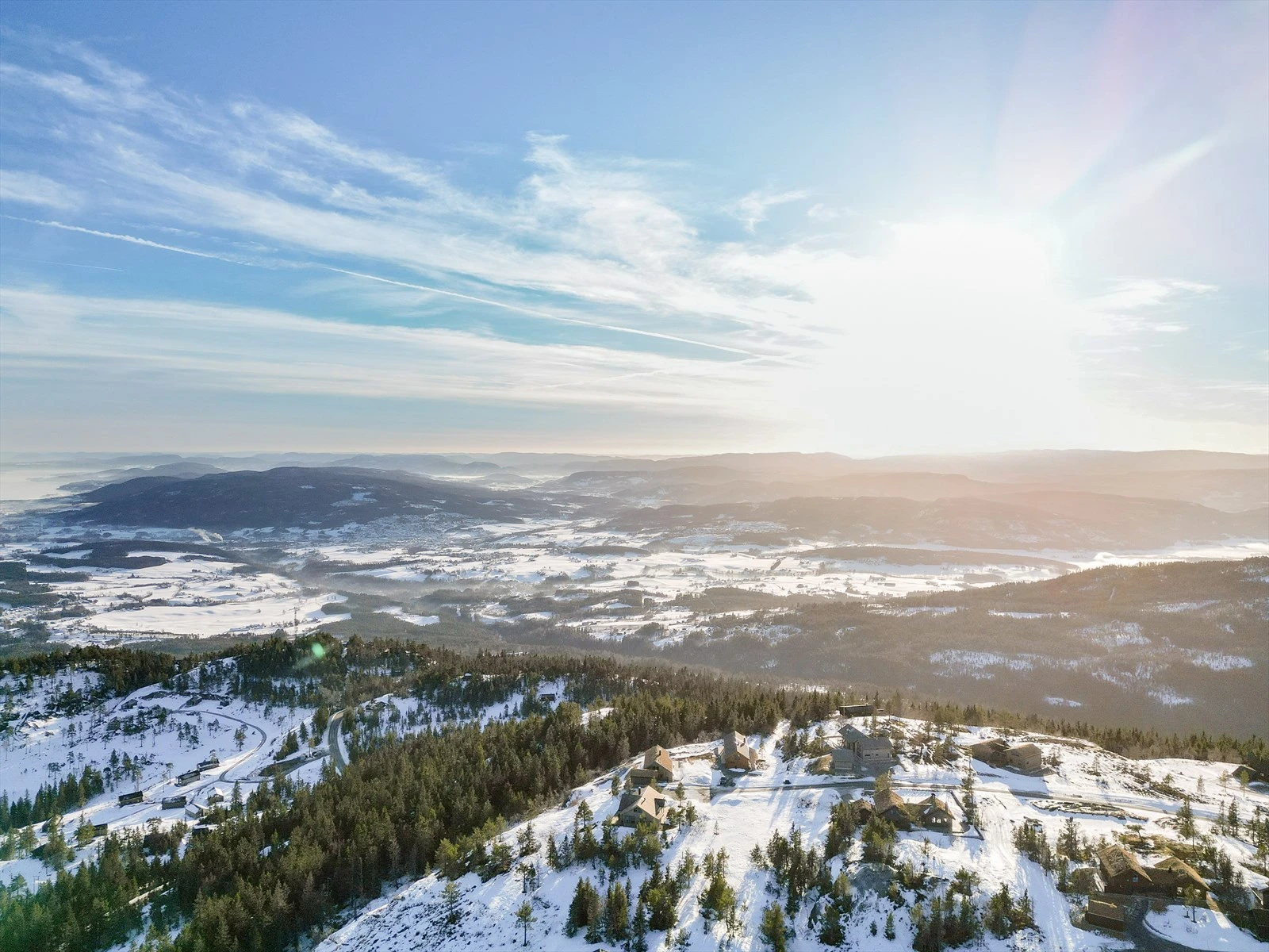Lifjell har flotte rekreasjonsmuligheter, sommer som vinter. Lifjell byr på fantastiske naturområder med variert terreng både på høyfjell og i skog. Store deler av Lifjell ligger over 1000 moh og det finnes over 20 fjelltopper i området. Galleribilde