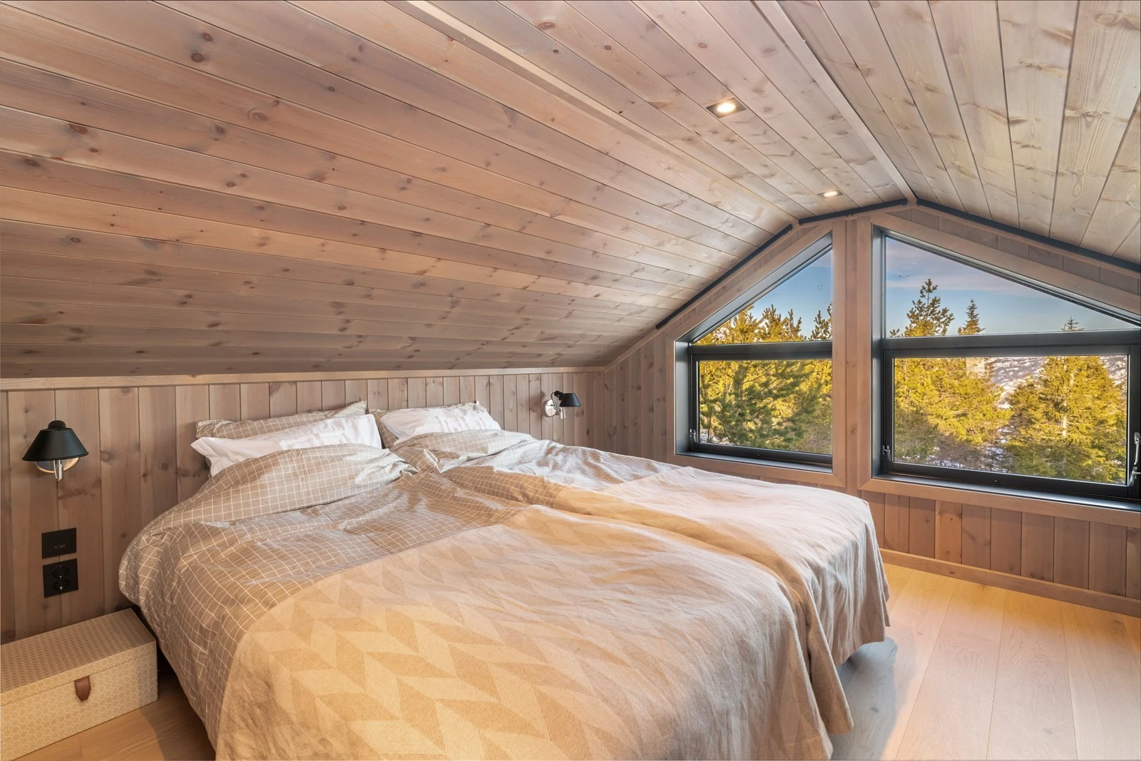 Vinduene slipper rikelig med naturlig lys inn, og det er nydelig utsikt. Galleribilde