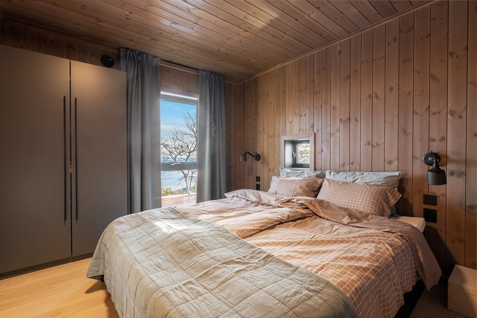 Hovedsoverommet har god plass til dobbeltseng og det er garderobeskap for klesbeholdningen. Galleribilde