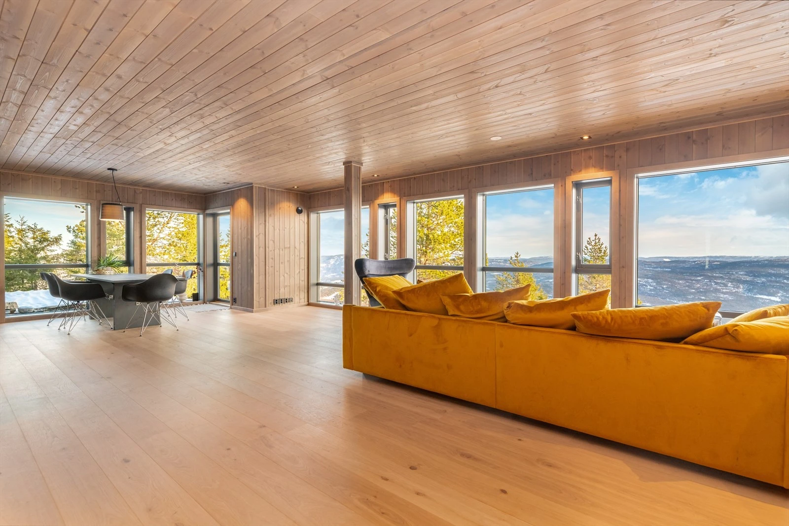 Store vindusflater bringer utsikt og godt med naturlig lys inn til boligen. Galleribilde