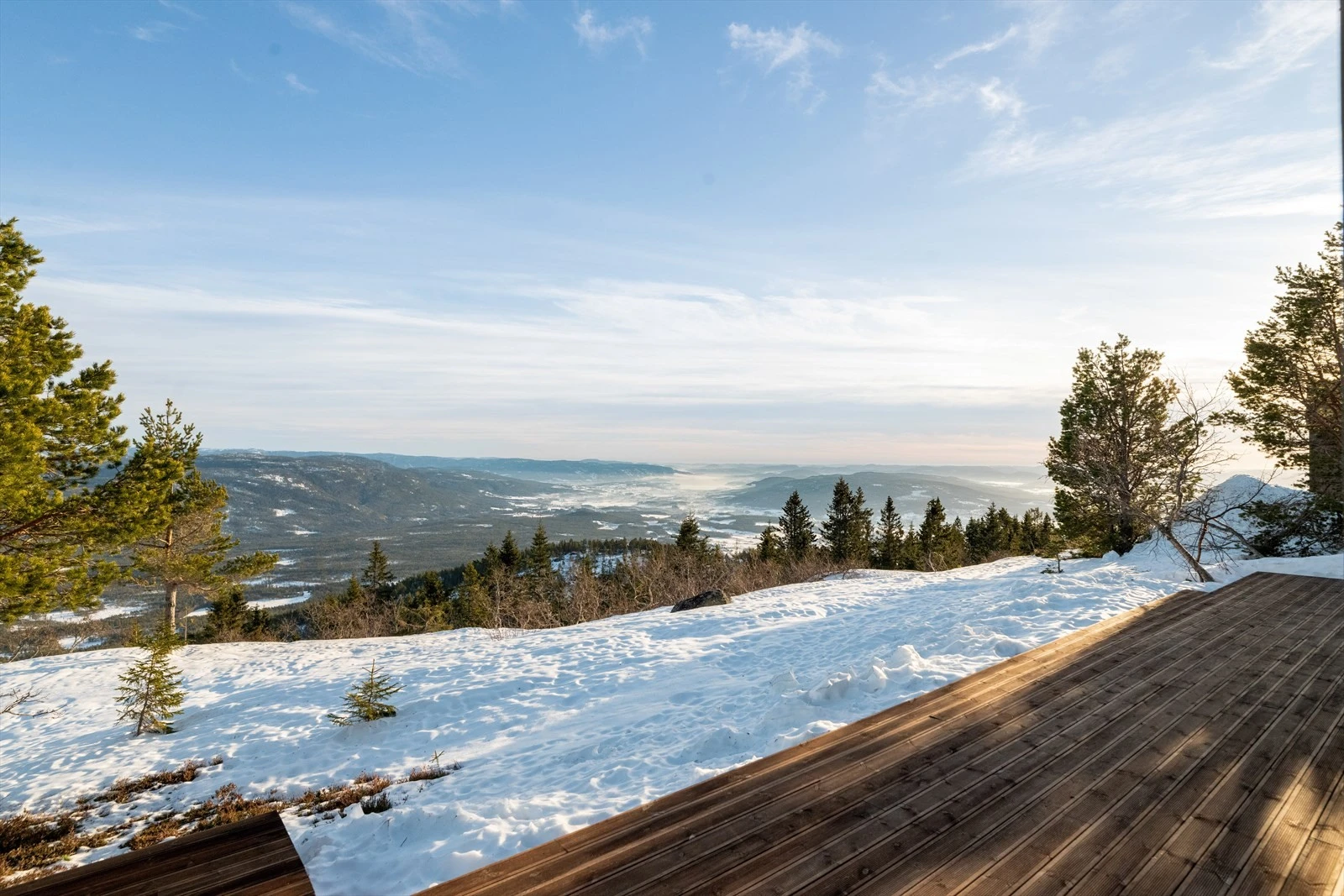Lekker og nyere hytte med en av Lifjell's råeste beliggenheter! Solrik beliggenhet med fantastisk utsikt! Galleribilde