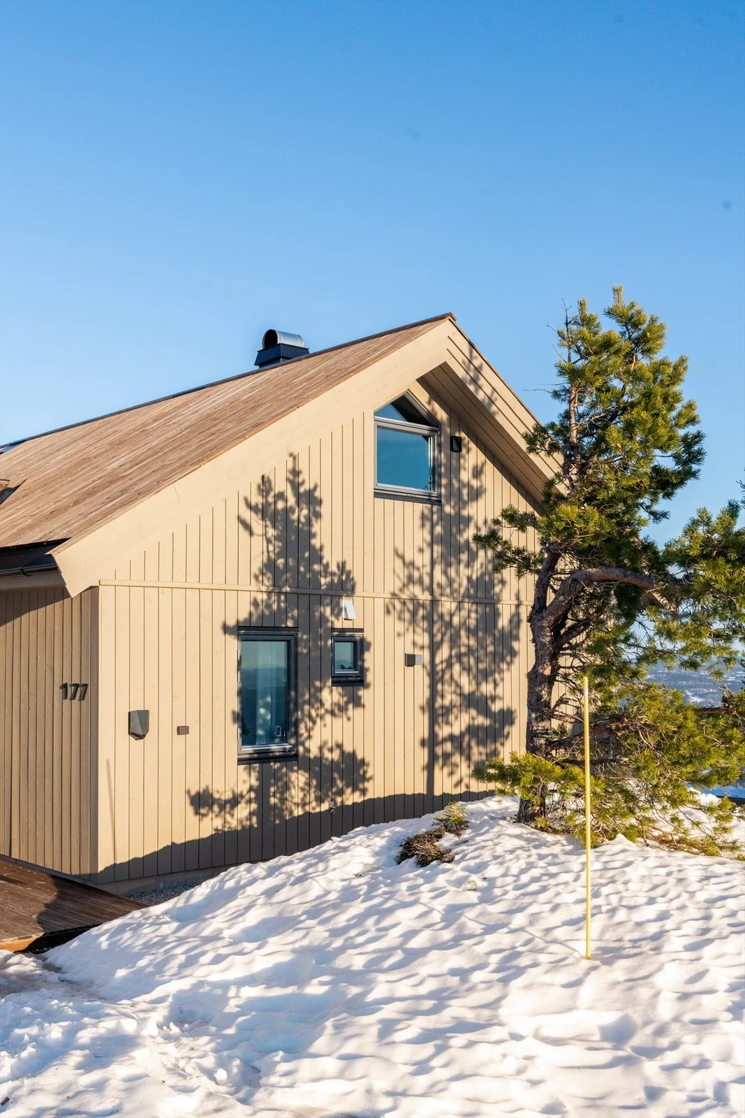 Tomten består av deler naturtomt, og er ellers pent opparbeidet med store terrasser med god plass til sittegrupper. Galleribilde