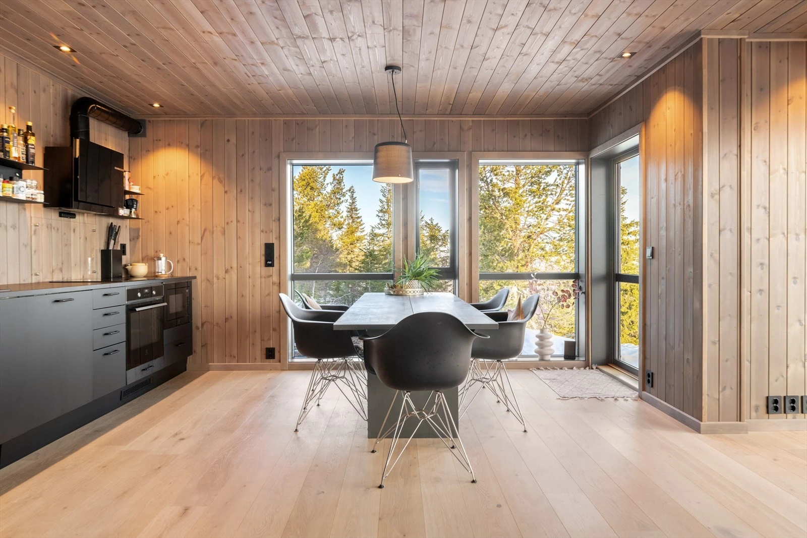 Stuen har flere store vindusflater, noe som gir en luftig romfølelse, rikelig med lysinnslipp og en fantastisk utsikt! Galleribilde