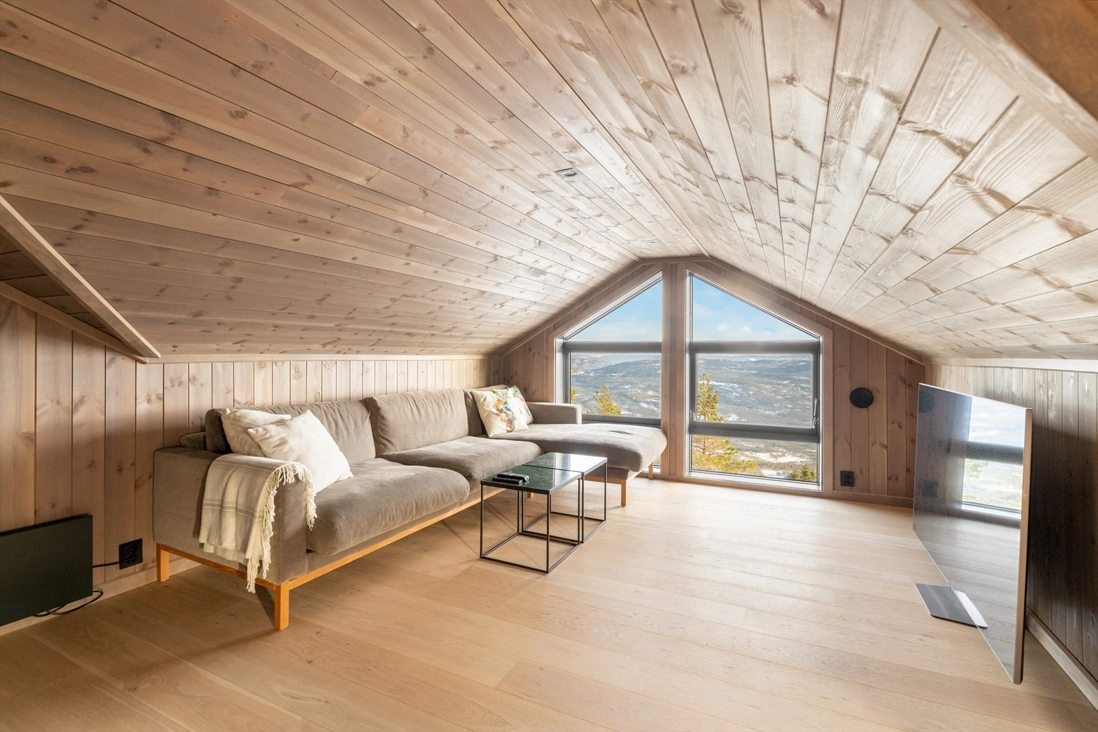 På hems er det tre innredede disponible rom som benyttes som loftstue og 2 soverom. Galleribilde