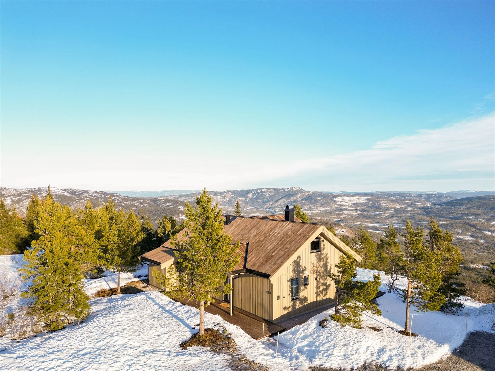Eiendommen har en av Lifjell's råeste beliggenheter med fantastisk panoramautsikt og herlige solforhold store deler av dagen. Galleribilde